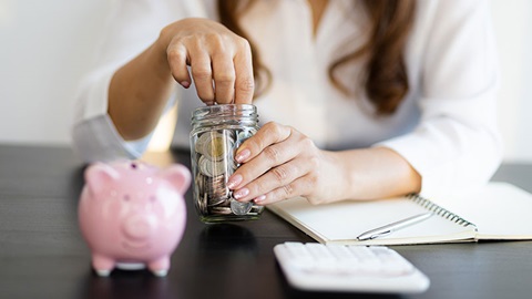 vrouw neemt geld